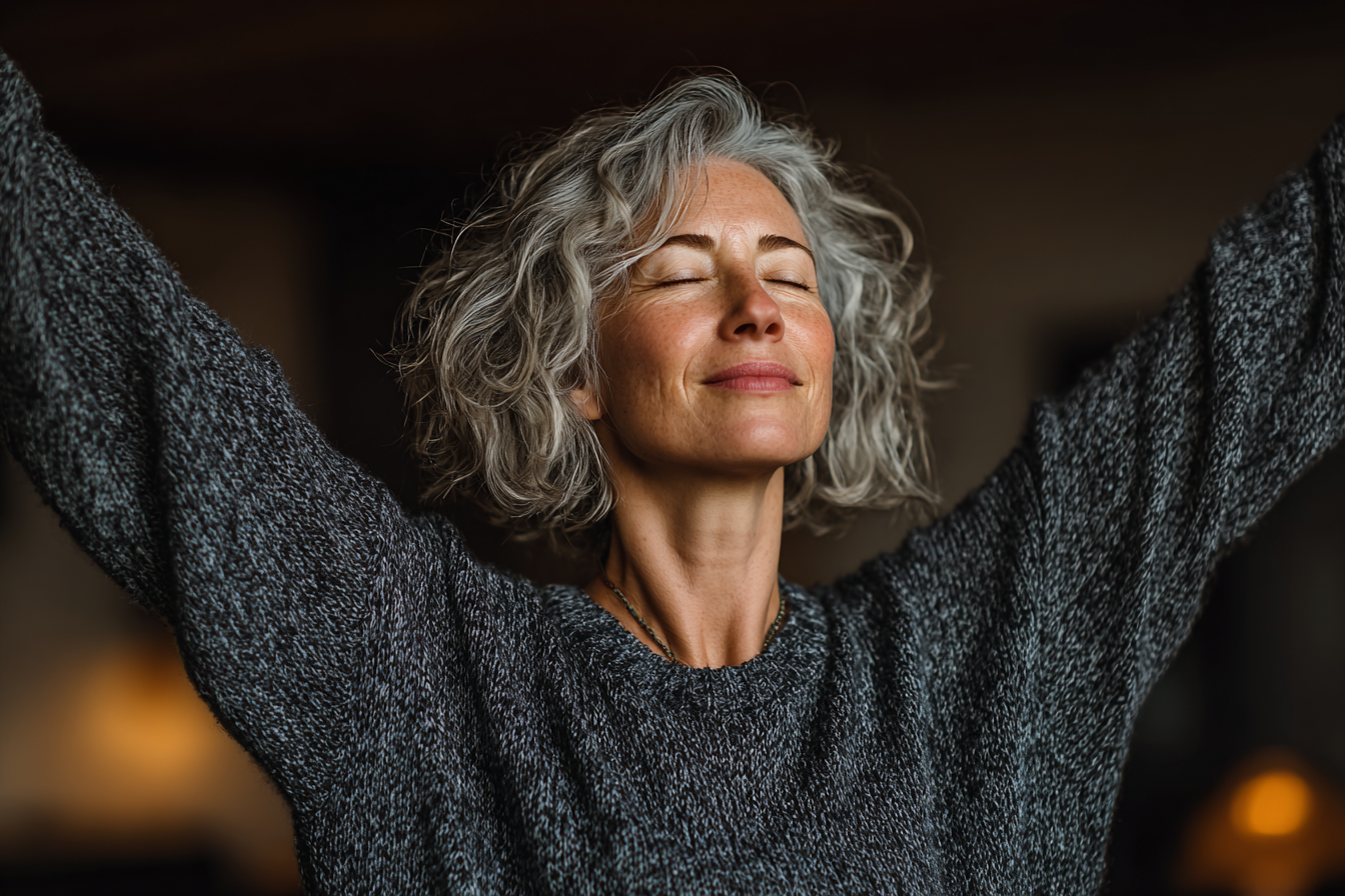 Група щастливи възрастни хора след йога занятие